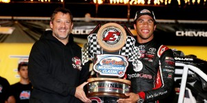 Track owner Tony Stewart presents Darrell Wallace Jr. the winners trophy (photo - Sean Gardner/Getty Images for NASCAR)